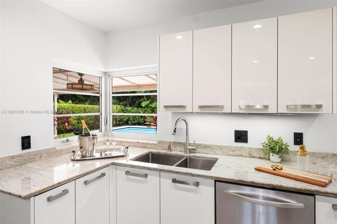 合同活跃: $2,725,000 (3 贝兹, 3 浴室, 2726 平方英尺)