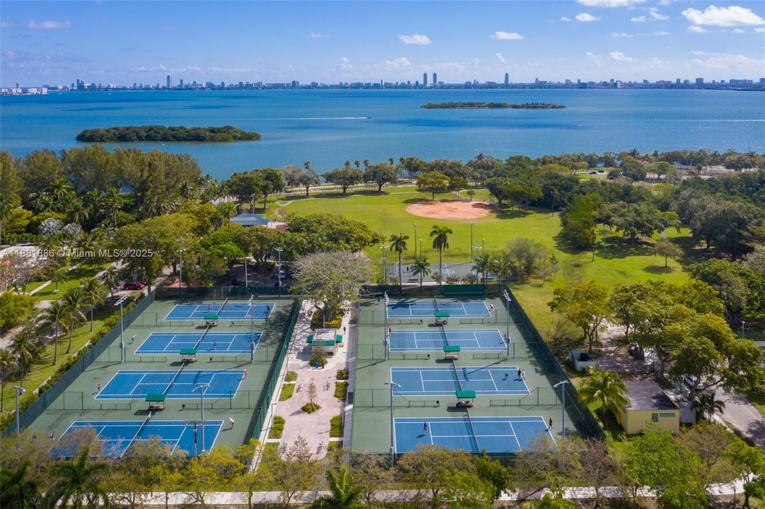 合同活跃: $2,725,000 (3 贝兹, 3 浴室, 2726 平方英尺)