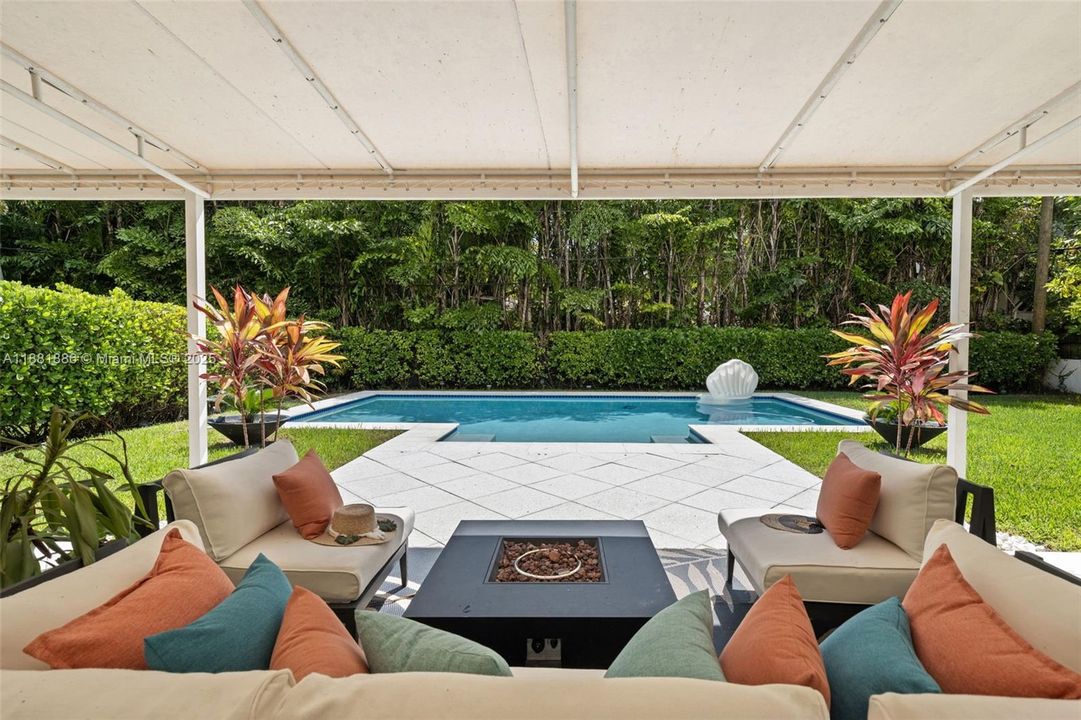 合同活跃: $2,725,000 (3 贝兹, 3 浴室, 2726 平方英尺)