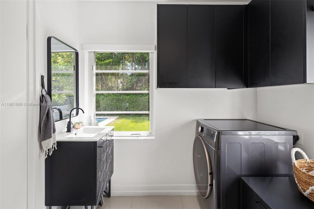 合同活跃: $2,725,000 (3 贝兹, 3 浴室, 2726 平方英尺)