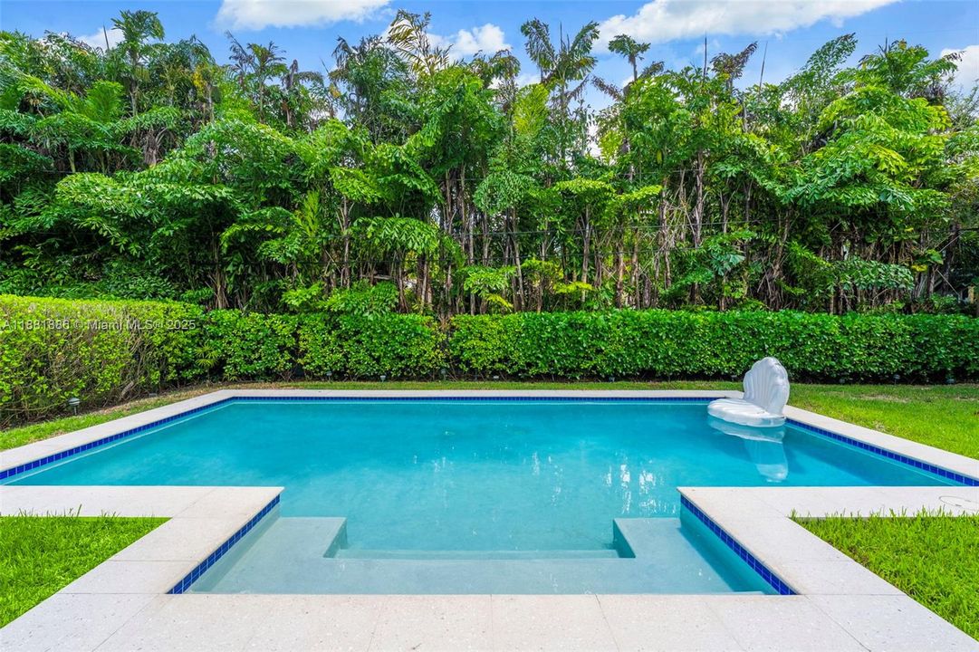 合同活跃: $2,725,000 (3 贝兹, 3 浴室, 2726 平方英尺)