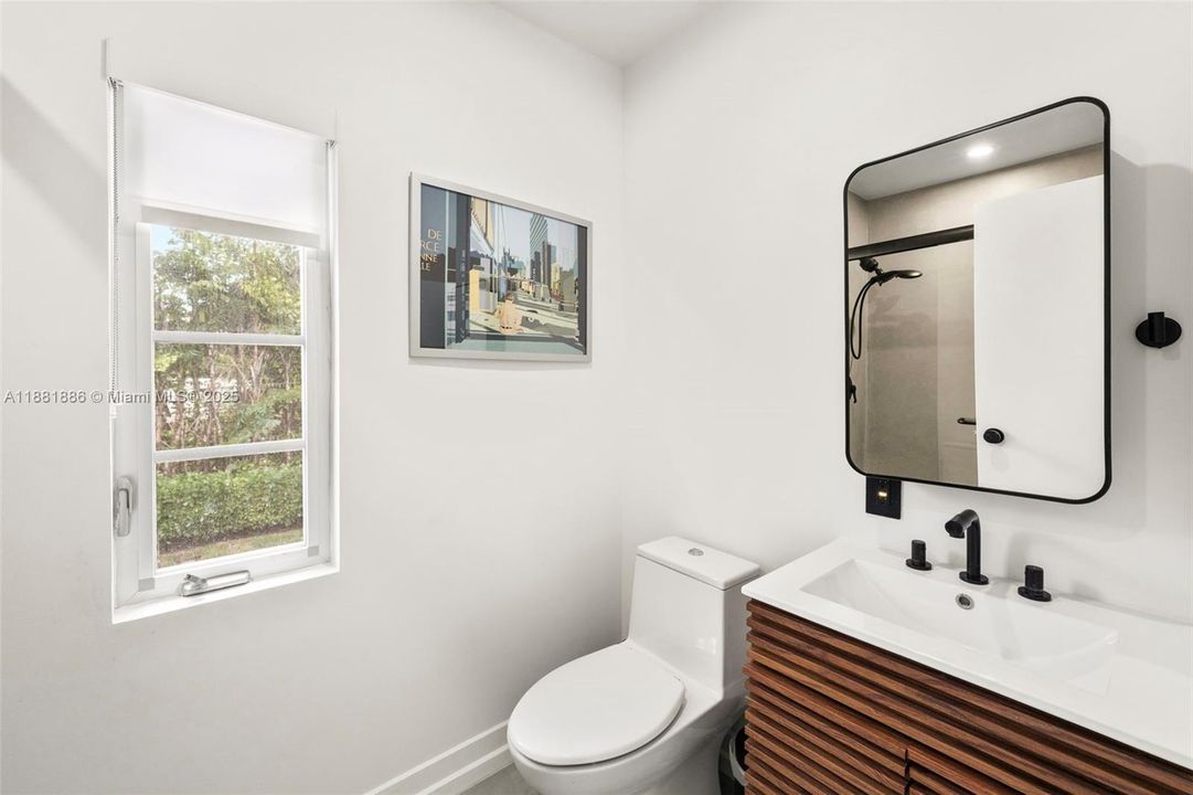 合同活跃: $2,725,000 (3 贝兹, 3 浴室, 2726 平方英尺)