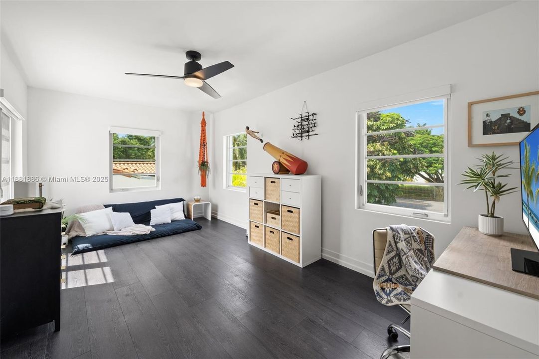 合同活跃: $2,725,000 (3 贝兹, 3 浴室, 2726 平方英尺)