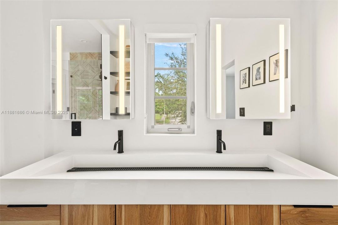 合同活跃: $2,725,000 (3 贝兹, 3 浴室, 2726 平方英尺)