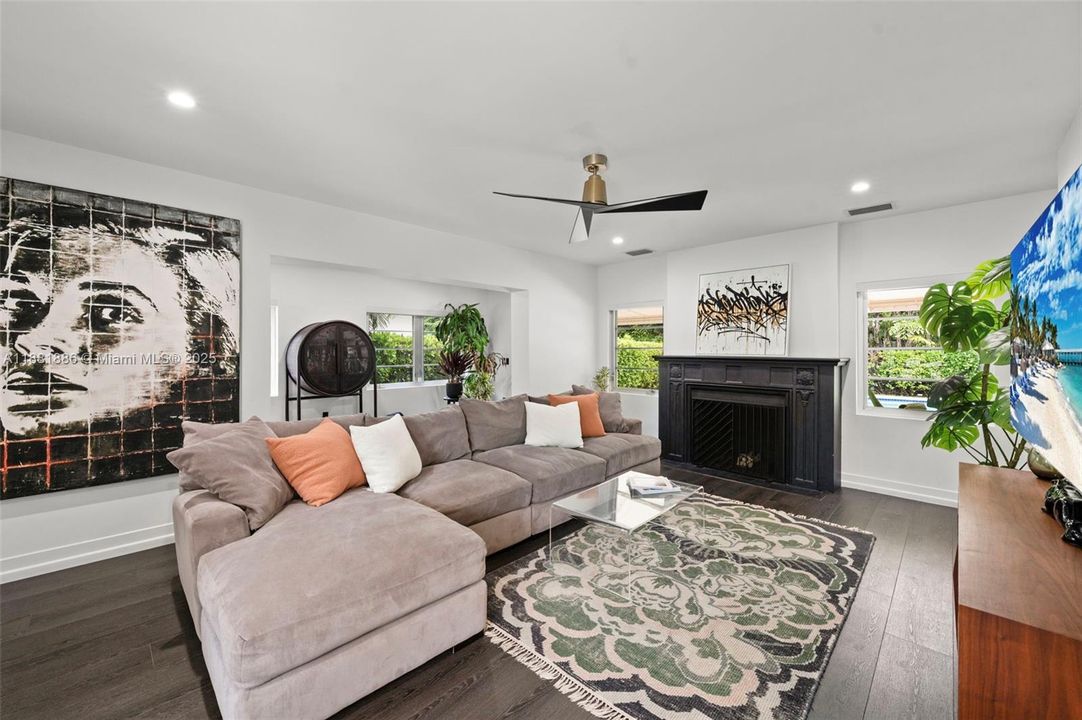 合同活跃: $2,725,000 (3 贝兹, 3 浴室, 2726 平方英尺)