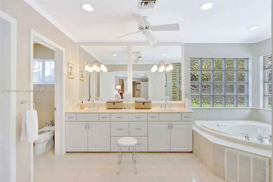 Recently Sold: $1,390,000 (5 beds, 3 baths, 2986 Square Feet)