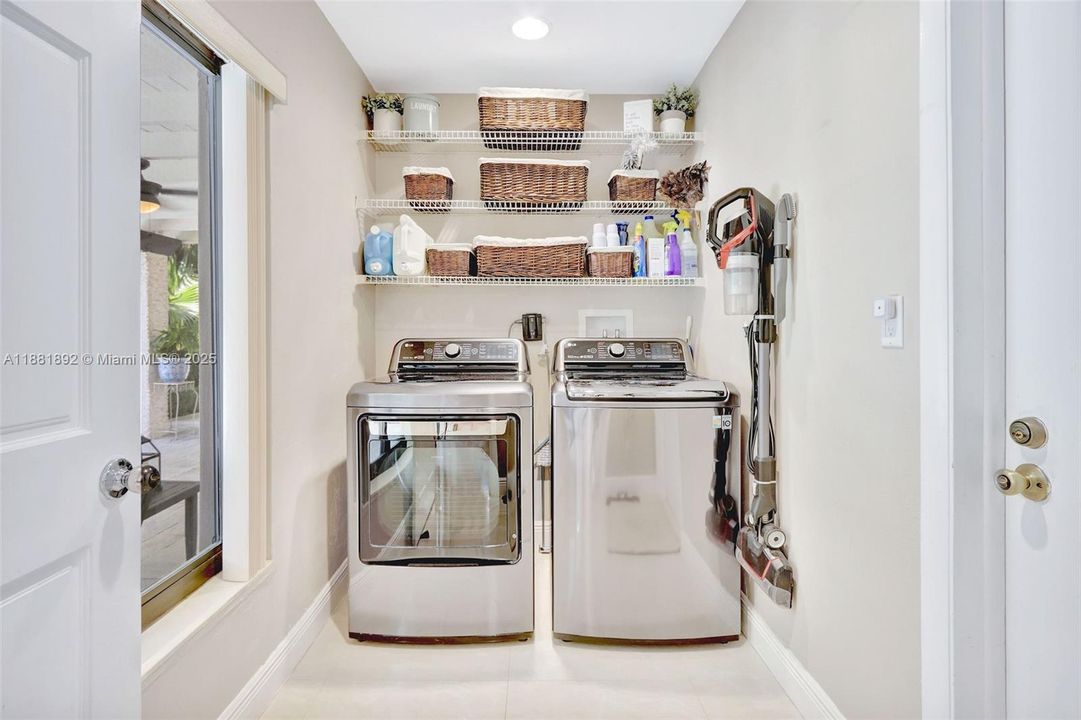 Recently Sold: $1,390,000 (5 beds, 3 baths, 2986 Square Feet)