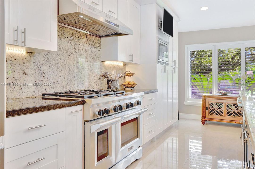 Recently Sold: $1,390,000 (5 beds, 3 baths, 2986 Square Feet)