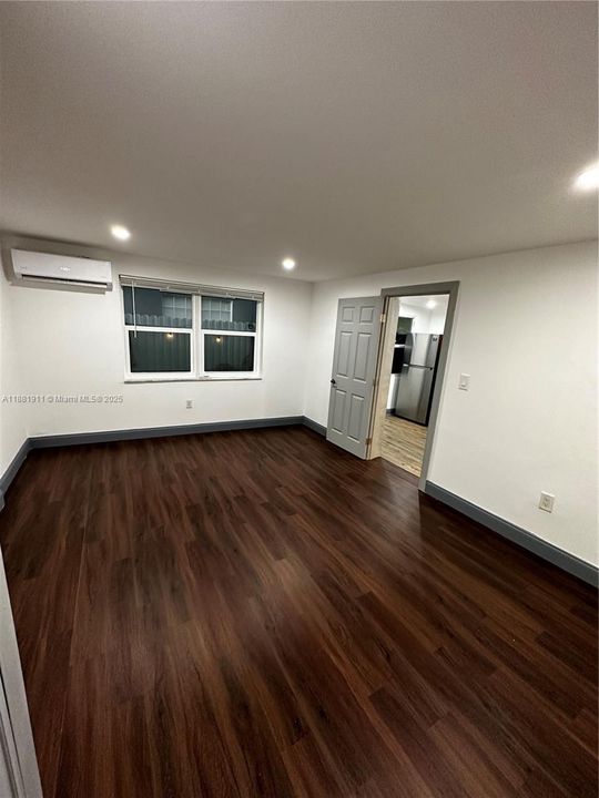 Active With Contract: $1,600 (1 beds, 1 baths, 1747 Square Feet)