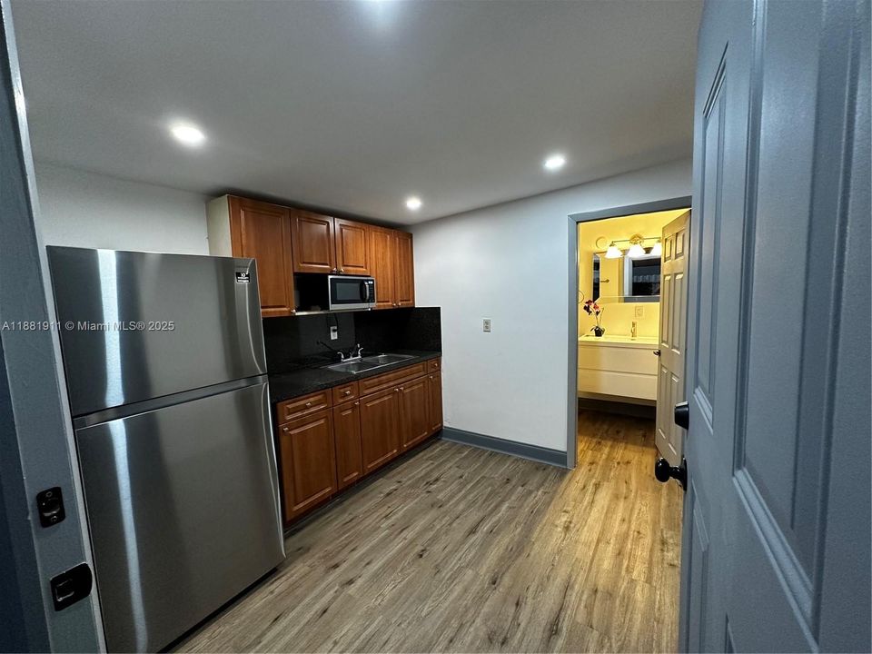 Active With Contract: $1,600 (1 beds, 1 baths, 1747 Square Feet)
