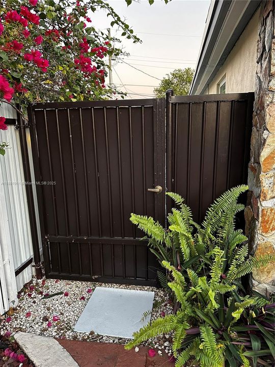 Active With Contract: $1,600 (1 beds, 1 baths, 1747 Square Feet)