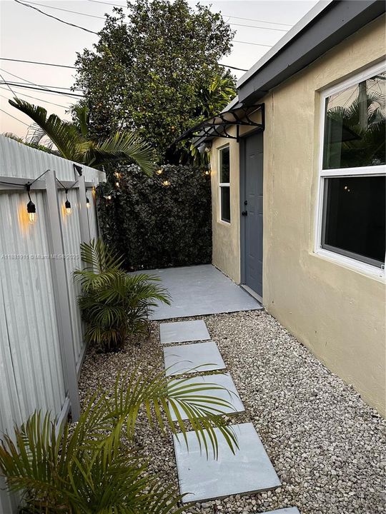 Active With Contract: $1,600 (1 beds, 1 baths, 1747 Square Feet)