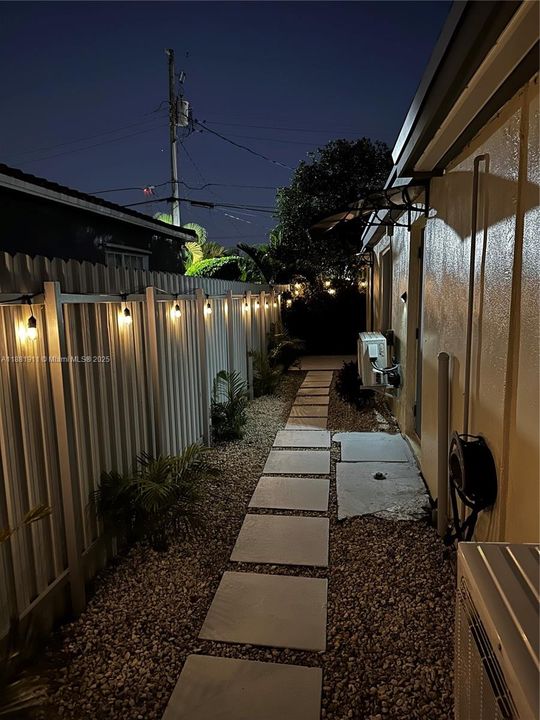 Active With Contract: $1,600 (1 beds, 1 baths, 1747 Square Feet)