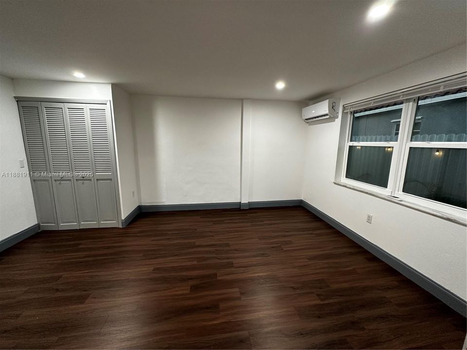 Active With Contract: $1,600 (1 beds, 1 baths, 1747 Square Feet)