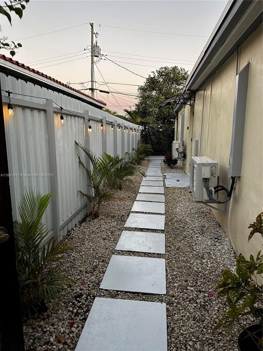 Active With Contract: $1,600 (1 beds, 1 baths, 1747 Square Feet)