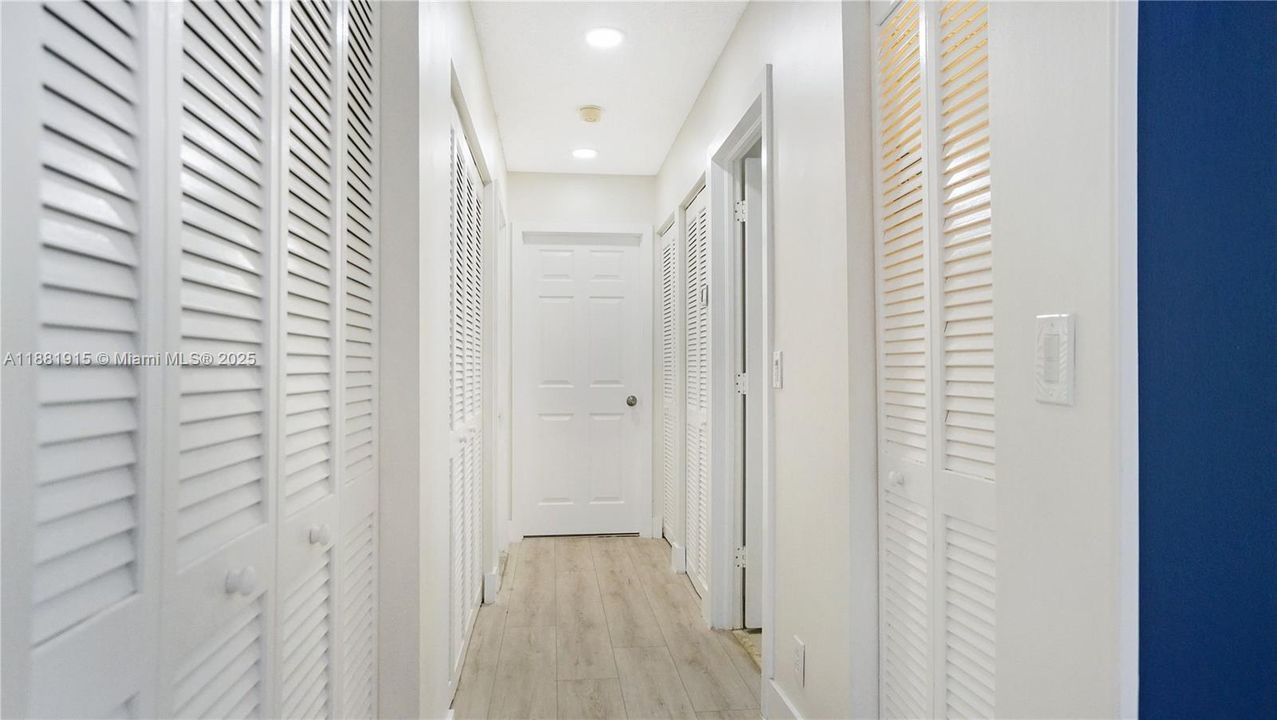 合同活跃: $725,000 (3 贝兹, 2 浴室, 1929 平方英尺)