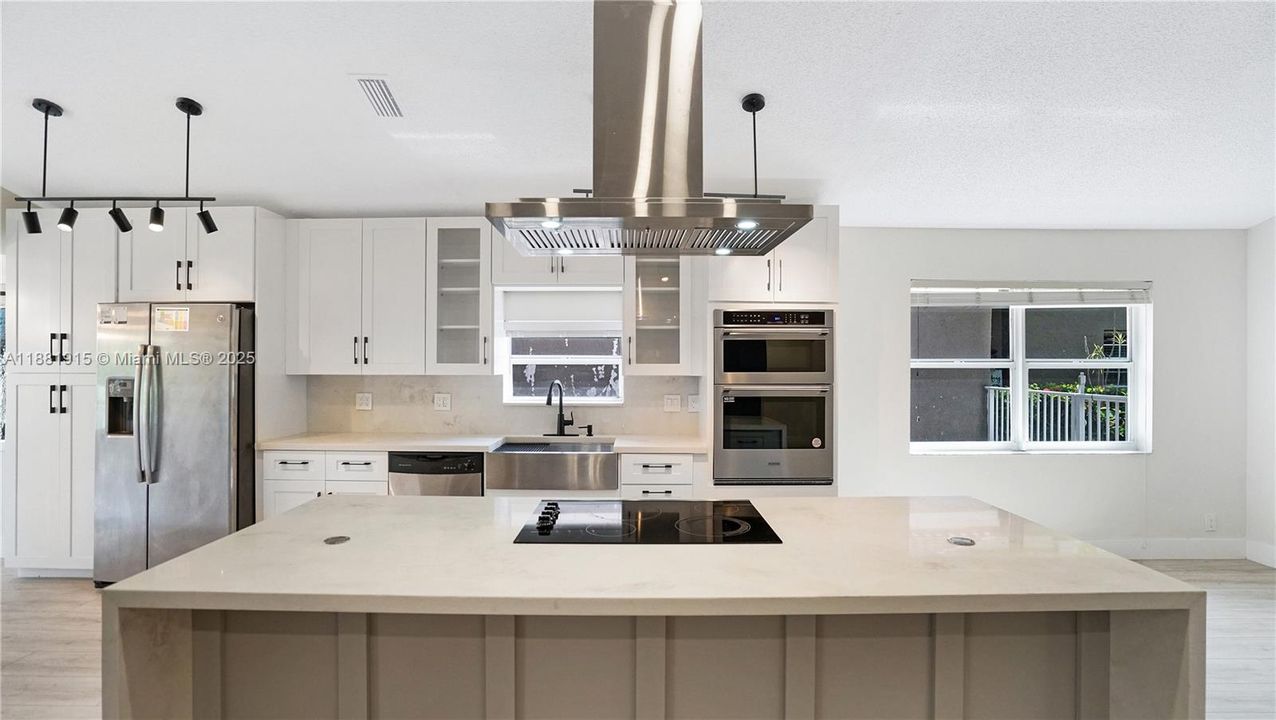 合同活跃: $725,000 (3 贝兹, 2 浴室, 1929 平方英尺)