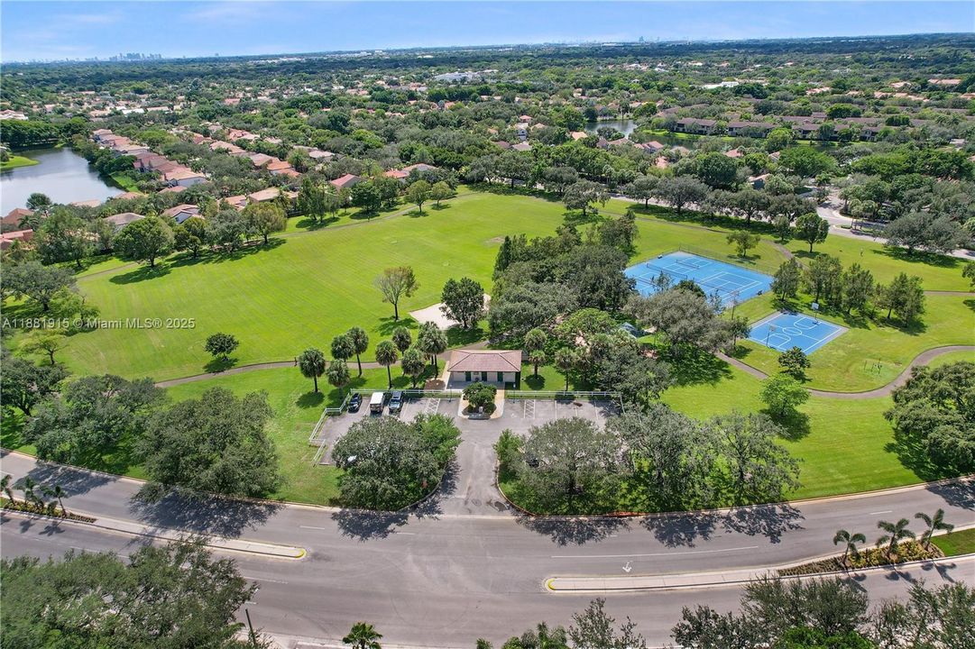 合同活跃: $725,000 (3 贝兹, 2 浴室, 1929 平方英尺)