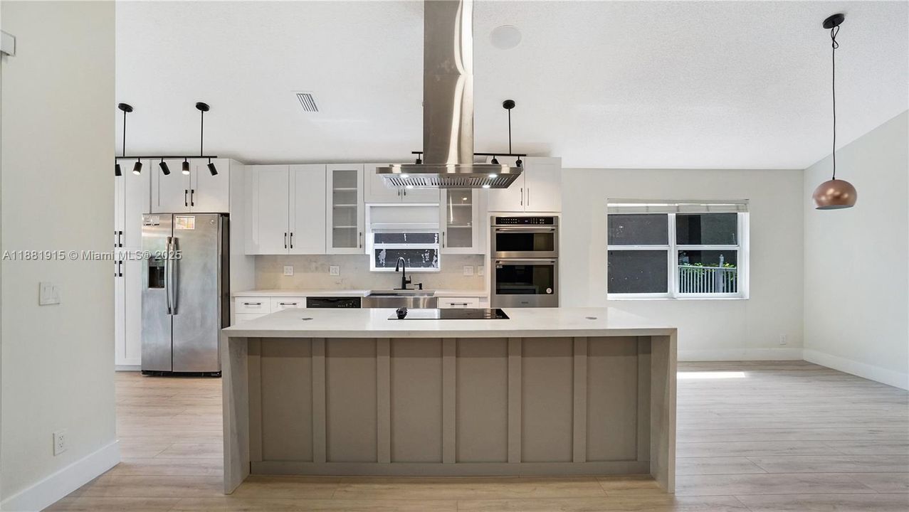 合同活跃: $725,000 (3 贝兹, 2 浴室, 1929 平方英尺)