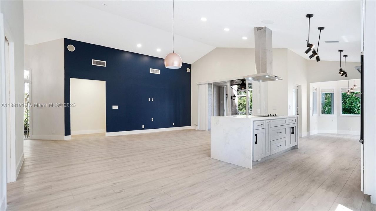 合同活跃: $725,000 (3 贝兹, 2 浴室, 1929 平方英尺)