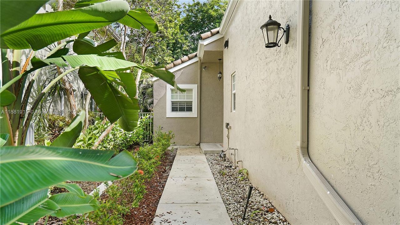 合同活跃: $725,000 (3 贝兹, 2 浴室, 1929 平方英尺)