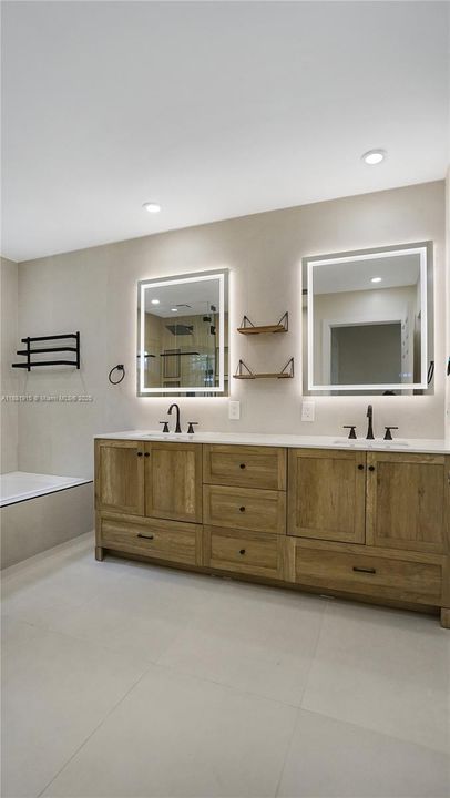 合同活跃: $725,000 (3 贝兹, 2 浴室, 1929 平方英尺)