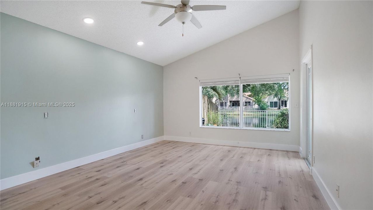 合同活跃: $725,000 (3 贝兹, 2 浴室, 1929 平方英尺)