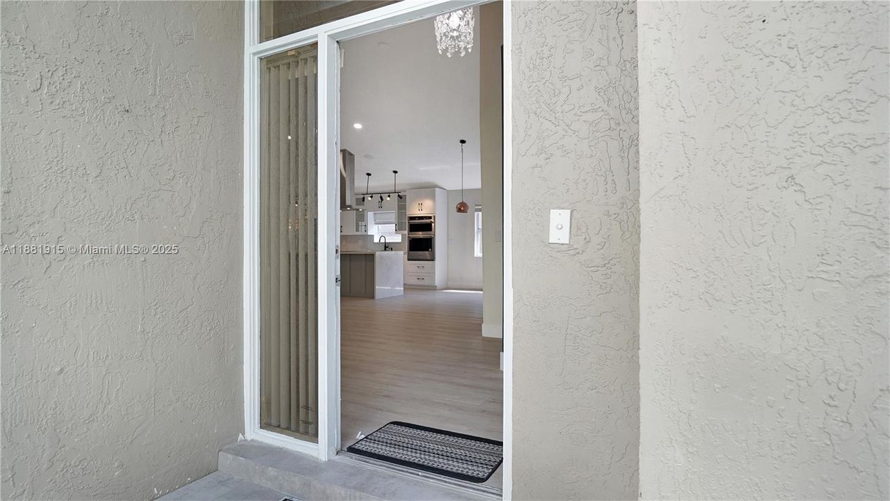 合同活跃: $725,000 (3 贝兹, 2 浴室, 1929 平方英尺)