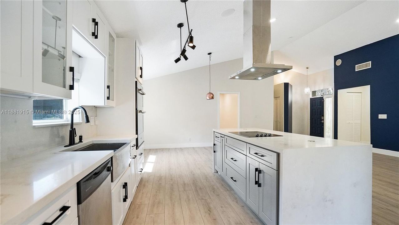 合同活跃: $725,000 (3 贝兹, 2 浴室, 1929 平方英尺)