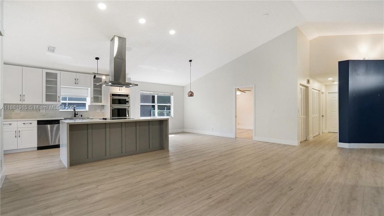 合同活跃: $725,000 (3 贝兹, 2 浴室, 1929 平方英尺)