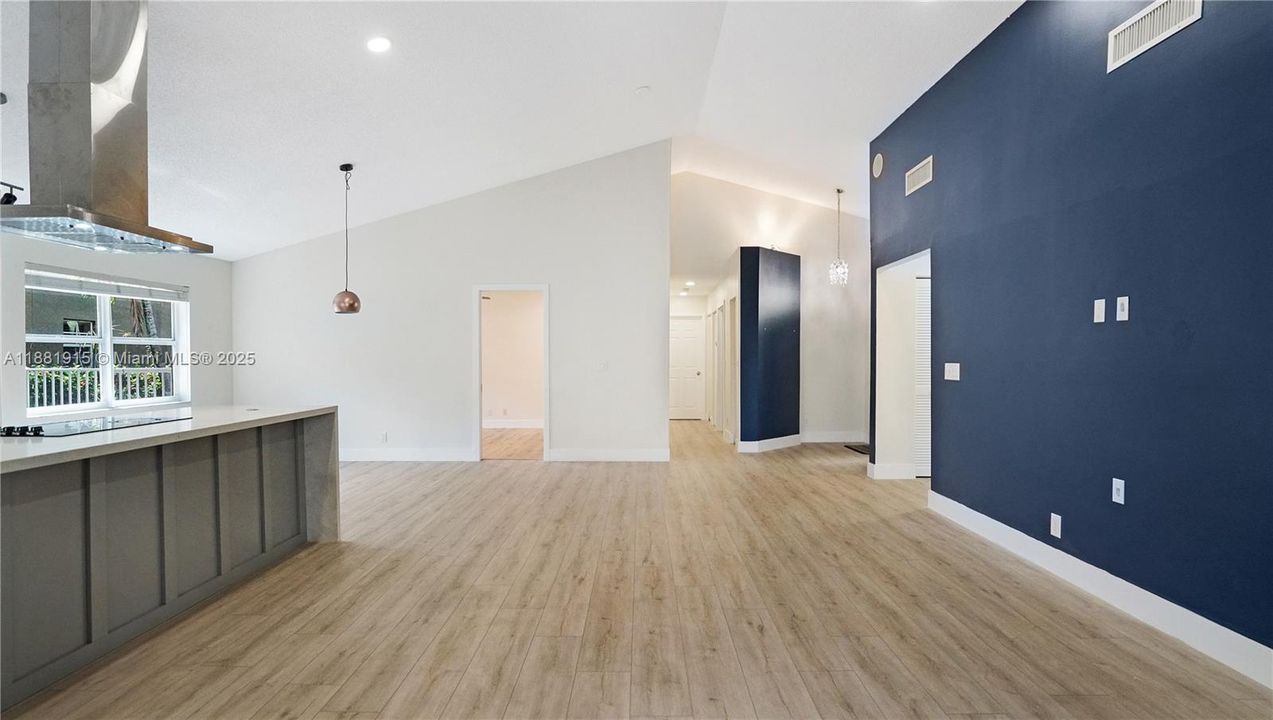 合同活跃: $725,000 (3 贝兹, 2 浴室, 1929 平方英尺)