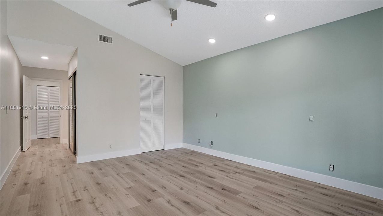 合同活跃: $725,000 (3 贝兹, 2 浴室, 1929 平方英尺)