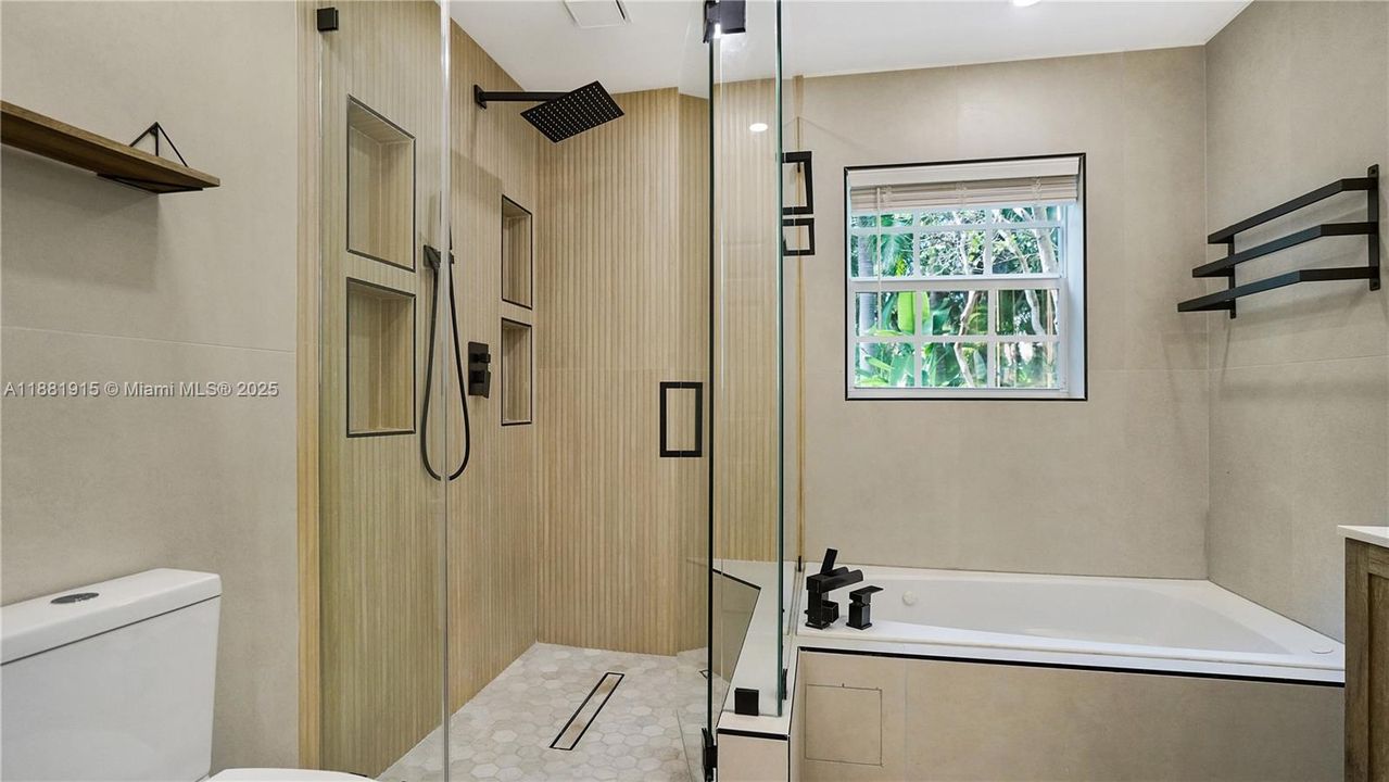 合同活跃: $725,000 (3 贝兹, 2 浴室, 1929 平方英尺)