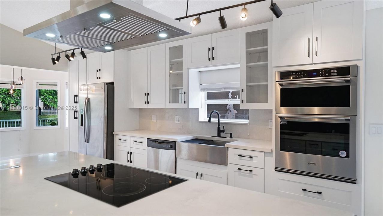 合同活跃: $725,000 (3 贝兹, 2 浴室, 1929 平方英尺)