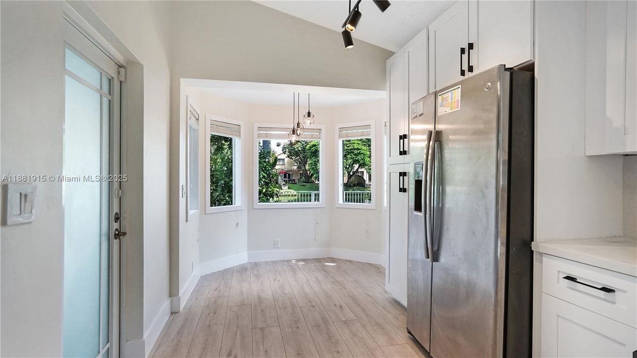 合同活跃: $725,000 (3 贝兹, 2 浴室, 1929 平方英尺)