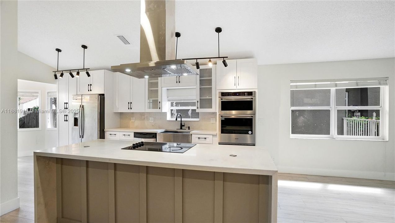 合同活跃: $725,000 (3 贝兹, 2 浴室, 1929 平方英尺)