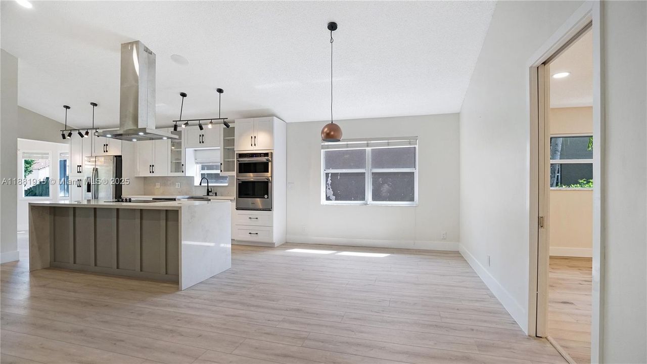 合同活跃: $725,000 (3 贝兹, 2 浴室, 1929 平方英尺)