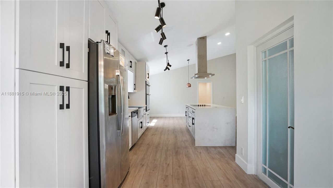 合同活跃: $725,000 (3 贝兹, 2 浴室, 1929 平方英尺)