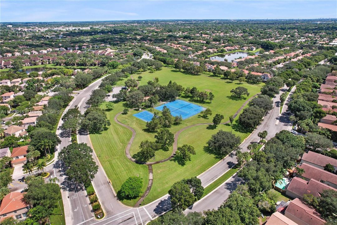 合同活跃: $725,000 (3 贝兹, 2 浴室, 1929 平方英尺)