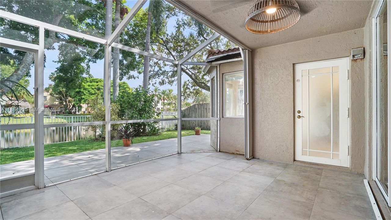 合同活跃: $725,000 (3 贝兹, 2 浴室, 1929 平方英尺)