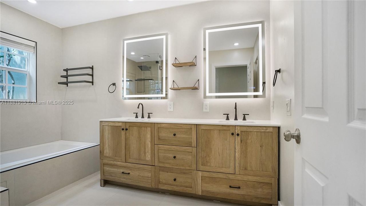 合同活跃: $725,000 (3 贝兹, 2 浴室, 1929 平方英尺)