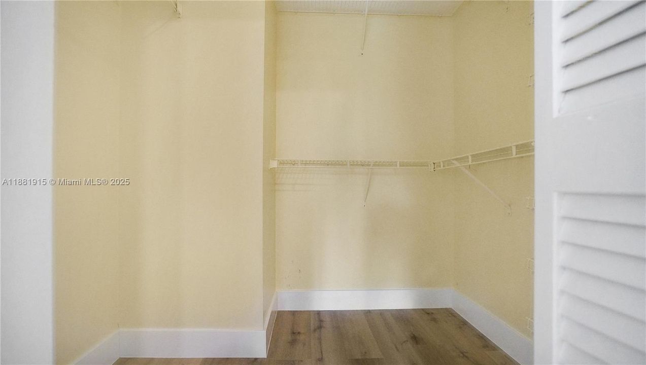 合同活跃: $725,000 (3 贝兹, 2 浴室, 1929 平方英尺)