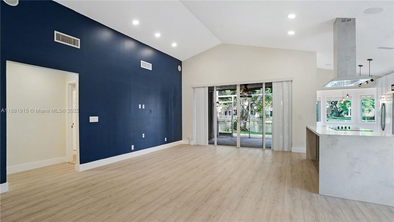 合同活跃: $725,000 (3 贝兹, 2 浴室, 1929 平方英尺)