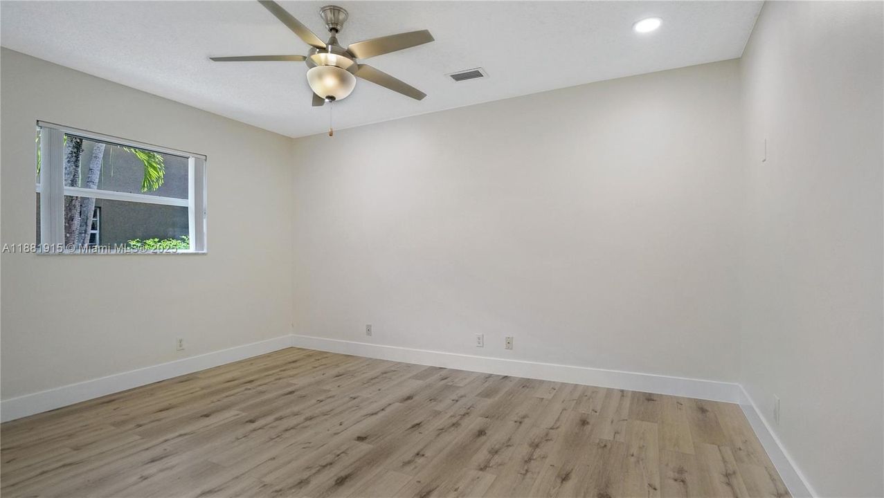 合同活跃: $725,000 (3 贝兹, 2 浴室, 1929 平方英尺)