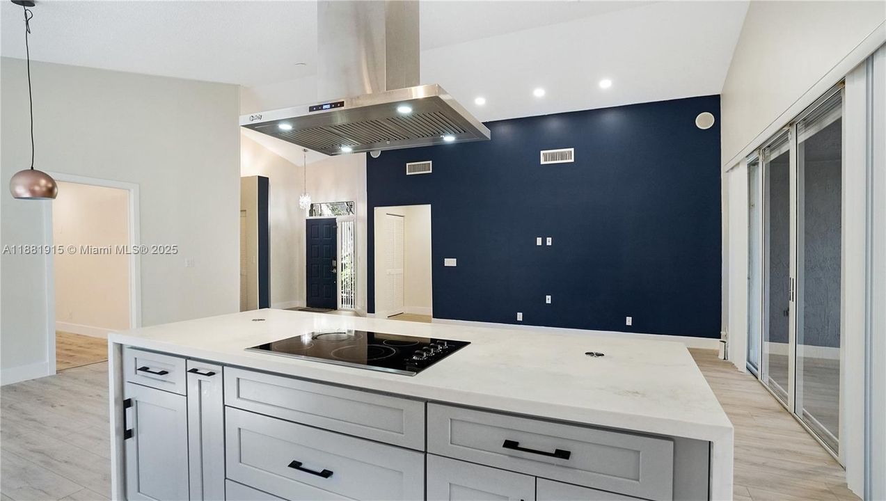 合同活跃: $725,000 (3 贝兹, 2 浴室, 1929 平方英尺)