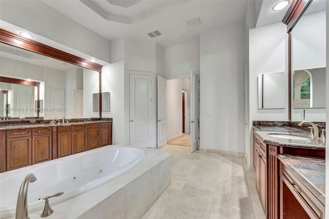 В аренду: $10,500 (6 спален, 4 ванн, 4246 Квадратных фут)