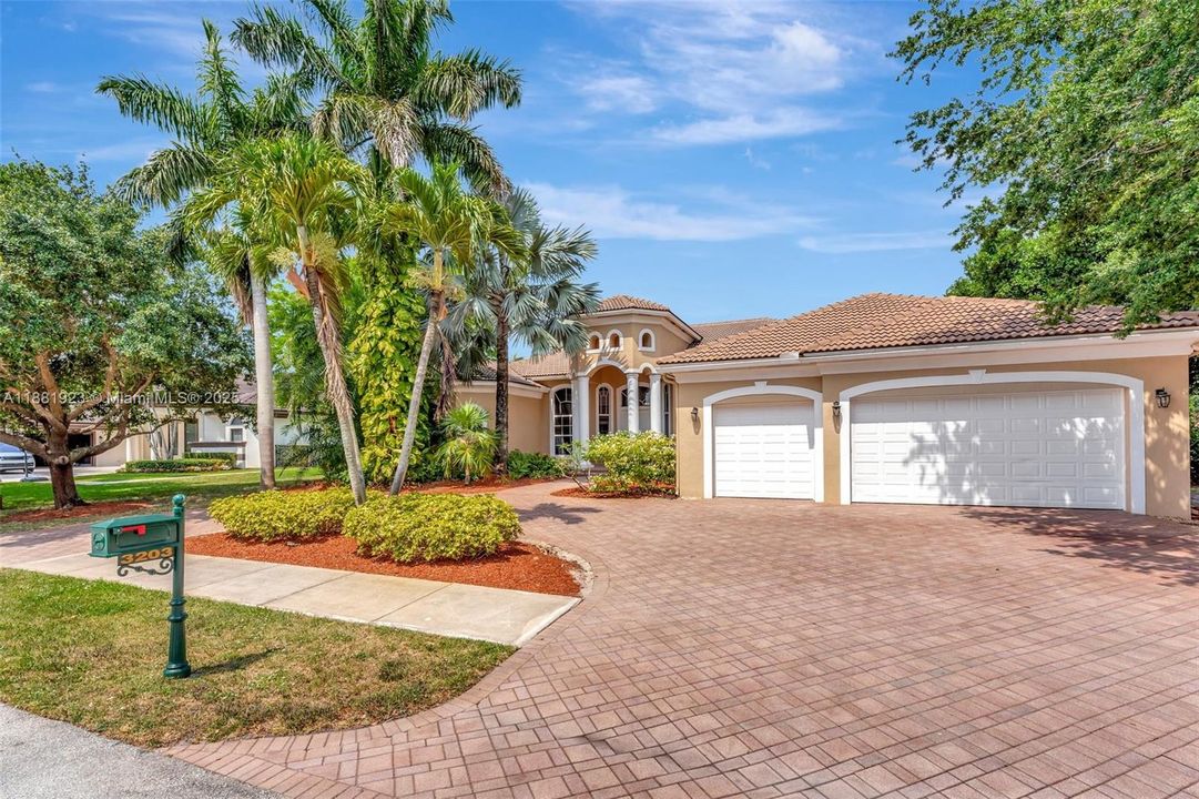 В аренду: $10,500 (6 спален, 4 ванн, 4246 Квадратных фут)