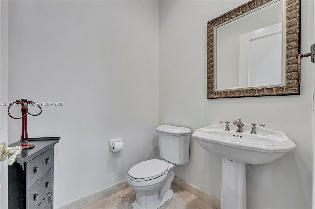 В аренду: $10,500 (6 спален, 4 ванн, 4246 Квадратных фут)