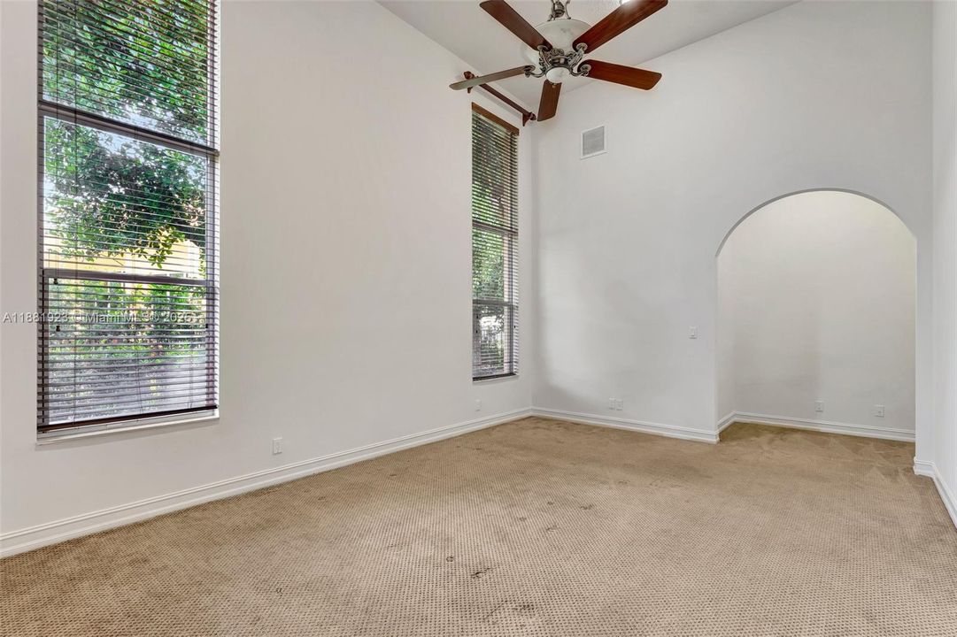 В аренду: $10,500 (6 спален, 4 ванн, 4246 Квадратных фут)