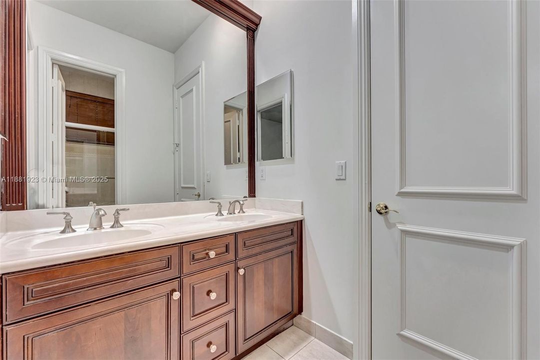 В аренду: $10,500 (6 спален, 4 ванн, 4246 Квадратных фут)